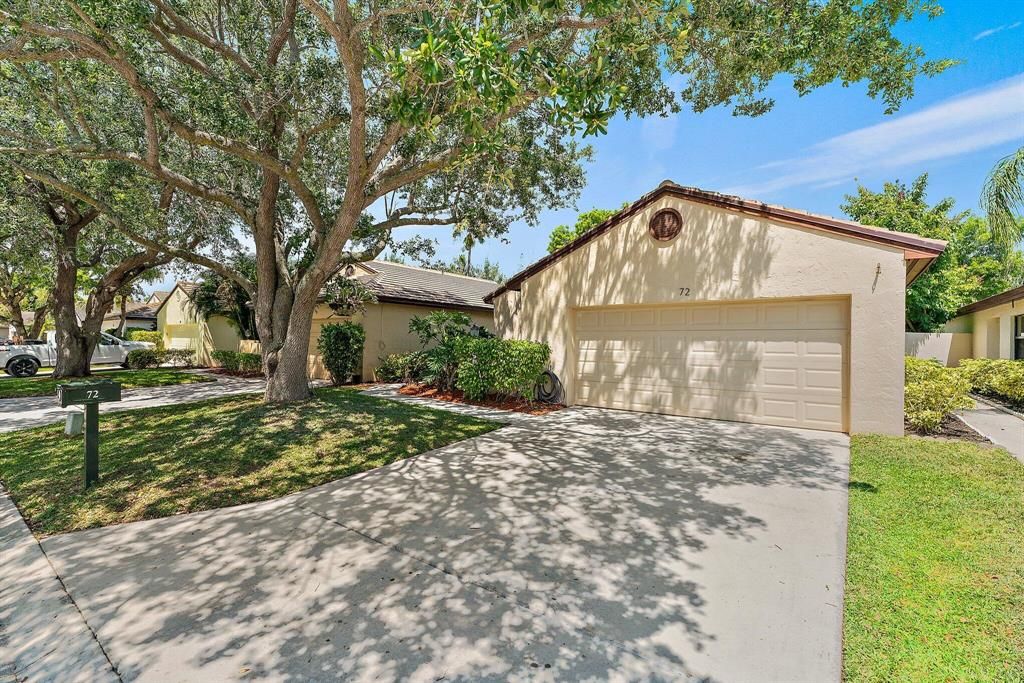 Photo of 72 Ironwood Way N, Palm Beach Gardens, FL 33418 (MLS # R10888620)