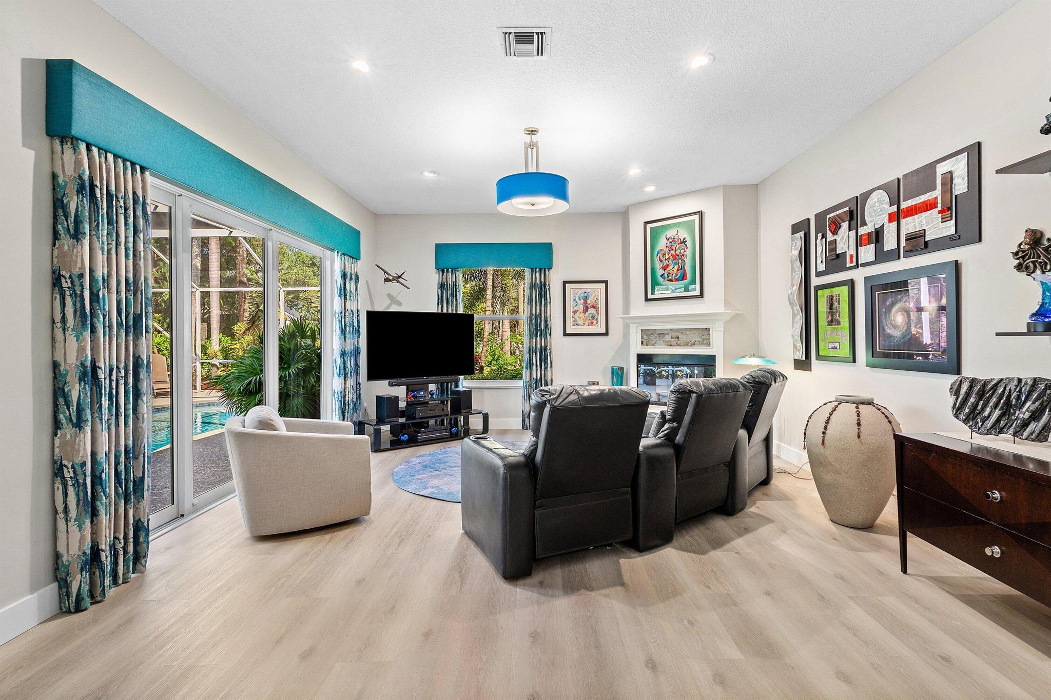 PENNOCK POINTE ESTATES - Residential