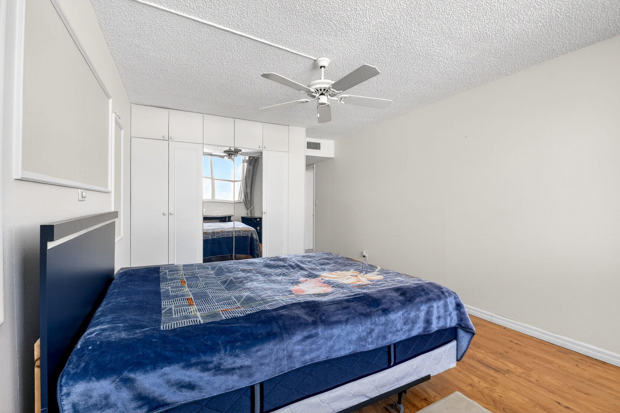 LE CHATEAU ROYAL CONDO - Residential