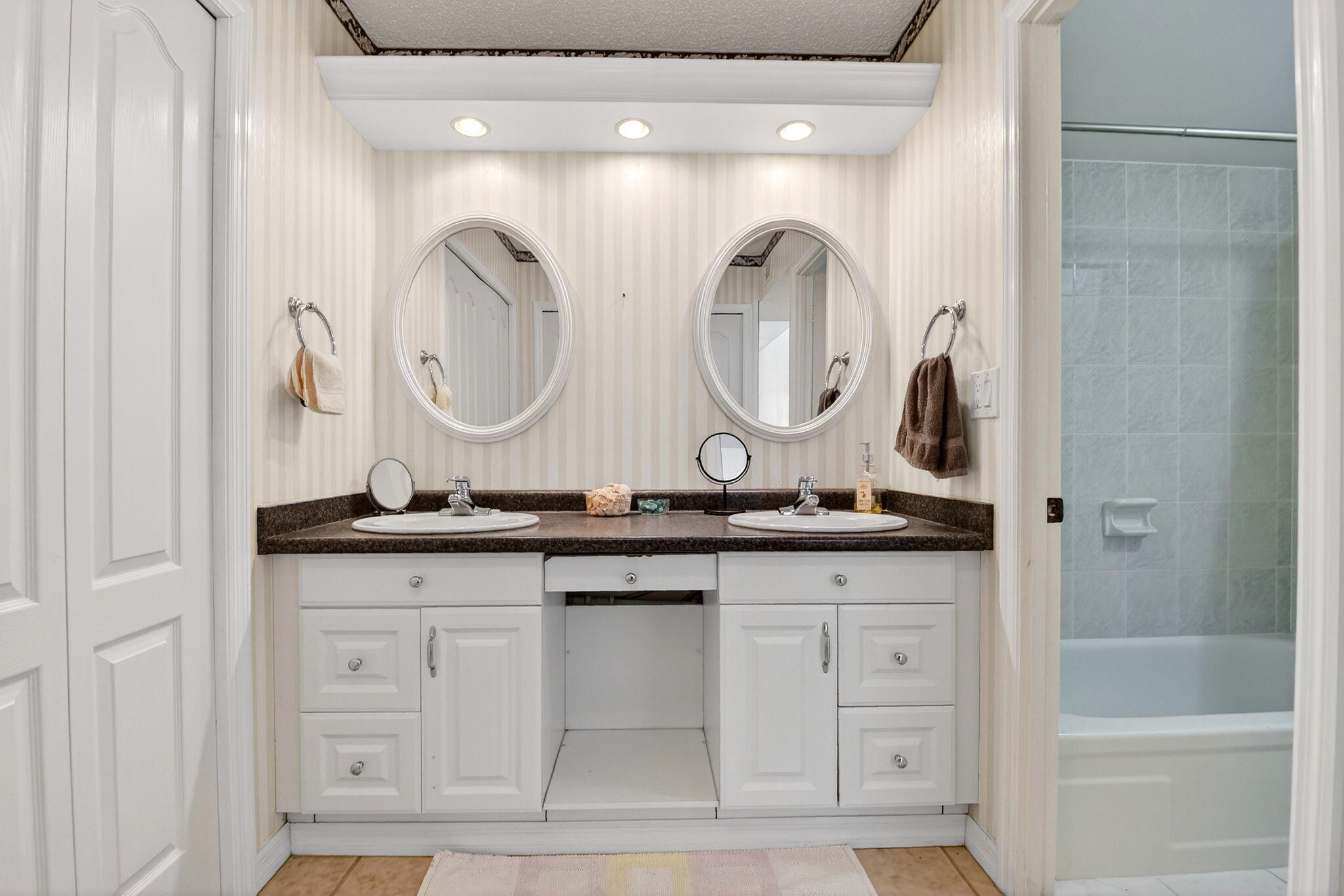 LE CHATEAU ROYAL CONDO - Residential