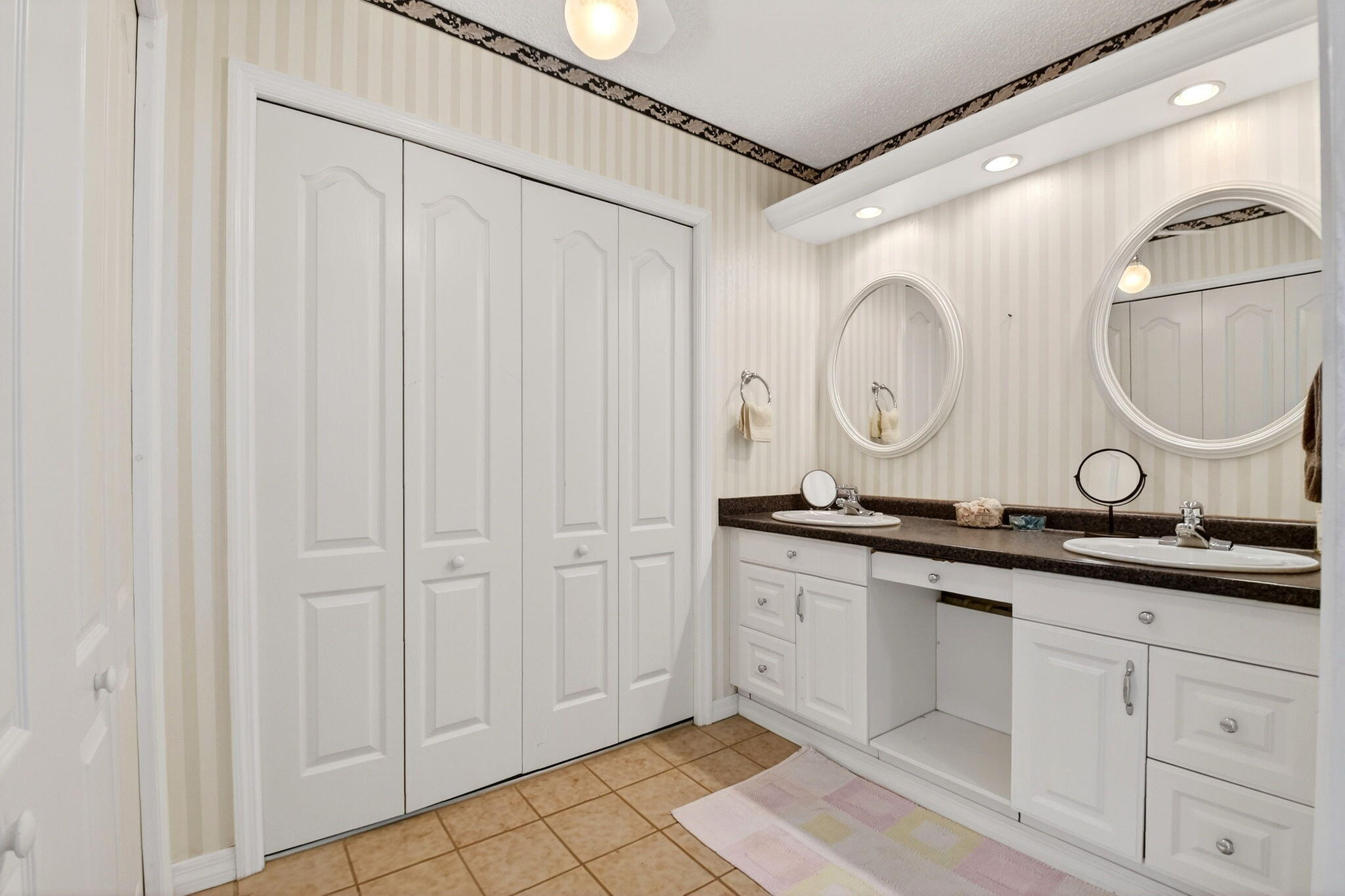 LE CHATEAU ROYAL CONDO - Residential