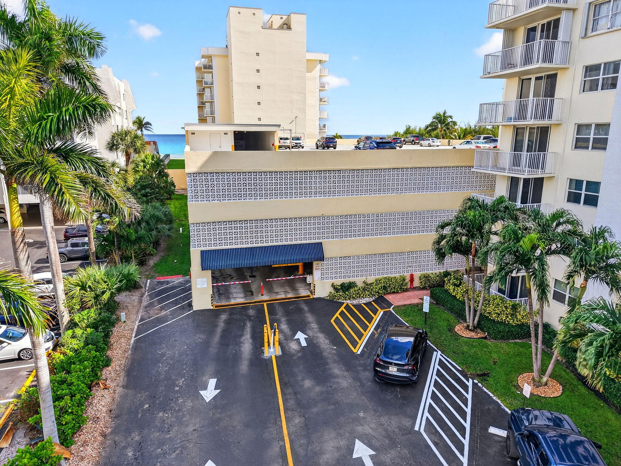 LE CHATEAU ROYAL CONDO - Residential