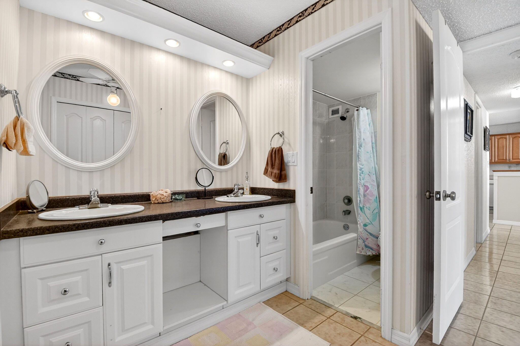 LE CHATEAU ROYAL CONDO - Residential