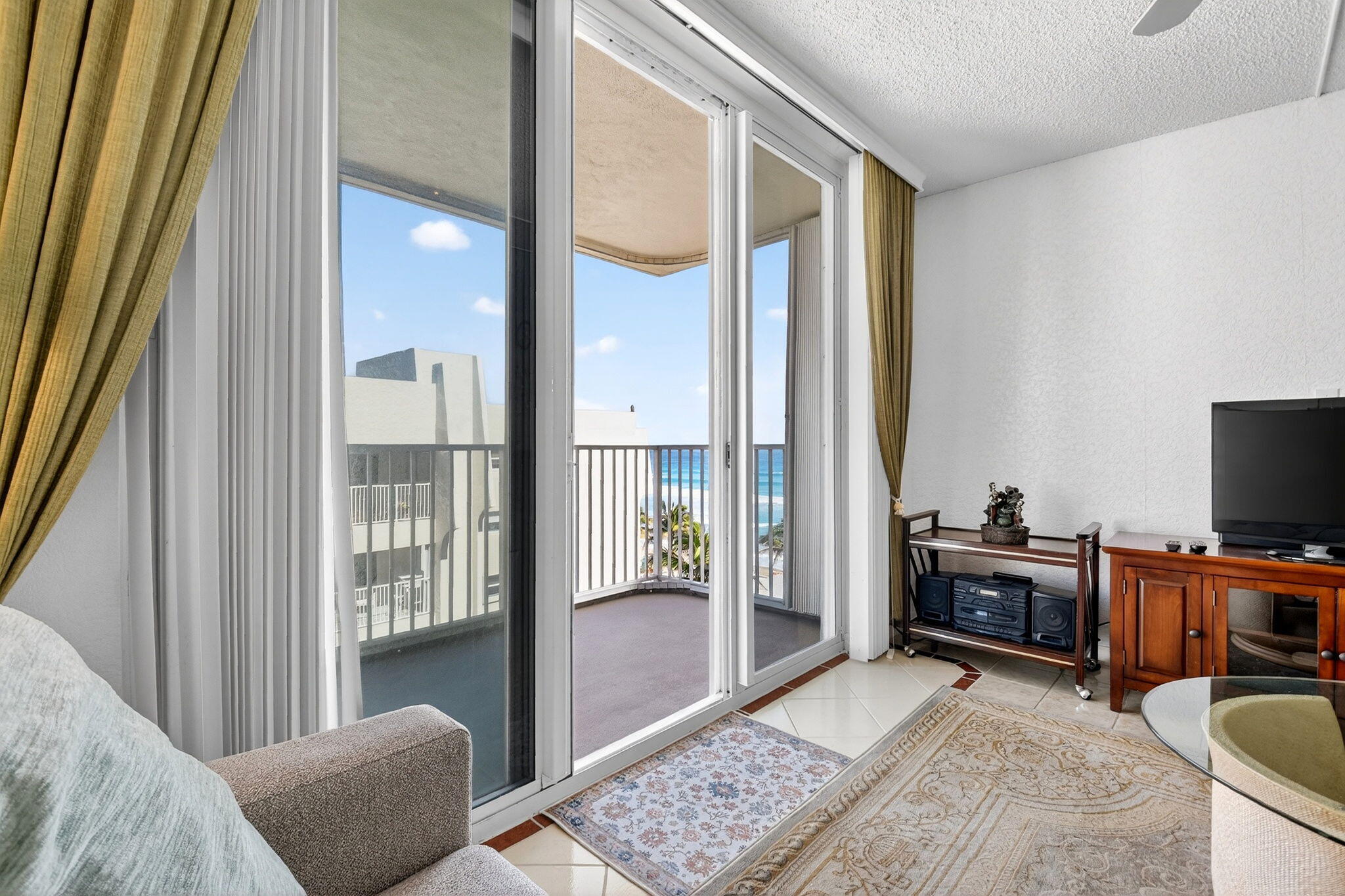 LE CHATEAU ROYAL CONDO - Residential