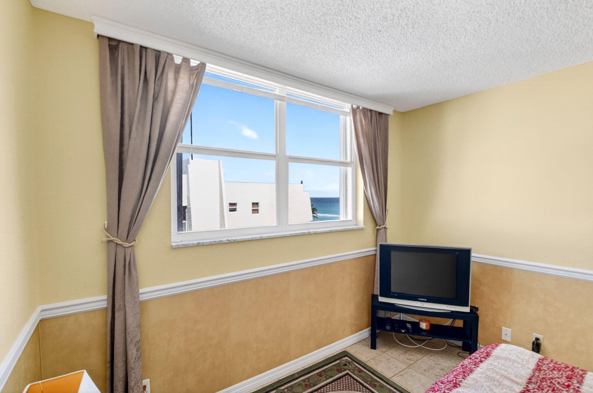 LE CHATEAU ROYAL CONDO - Residential