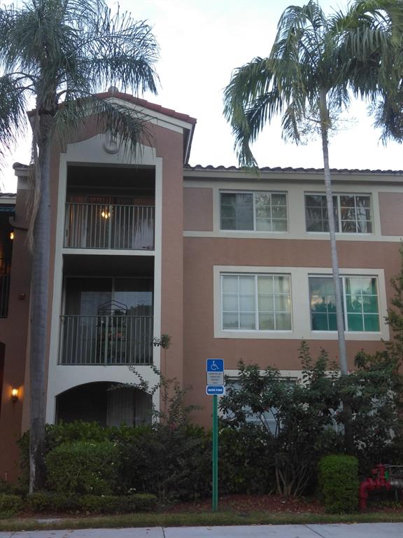 Beautiful 2bed, 1 bath, 1 car garage on first floor overlooking the lake, building next to clubhouse, walk to pool and gym, spacious apartment , no carpet , tile and laminate floors...You will love this apartment, see it before its gone!