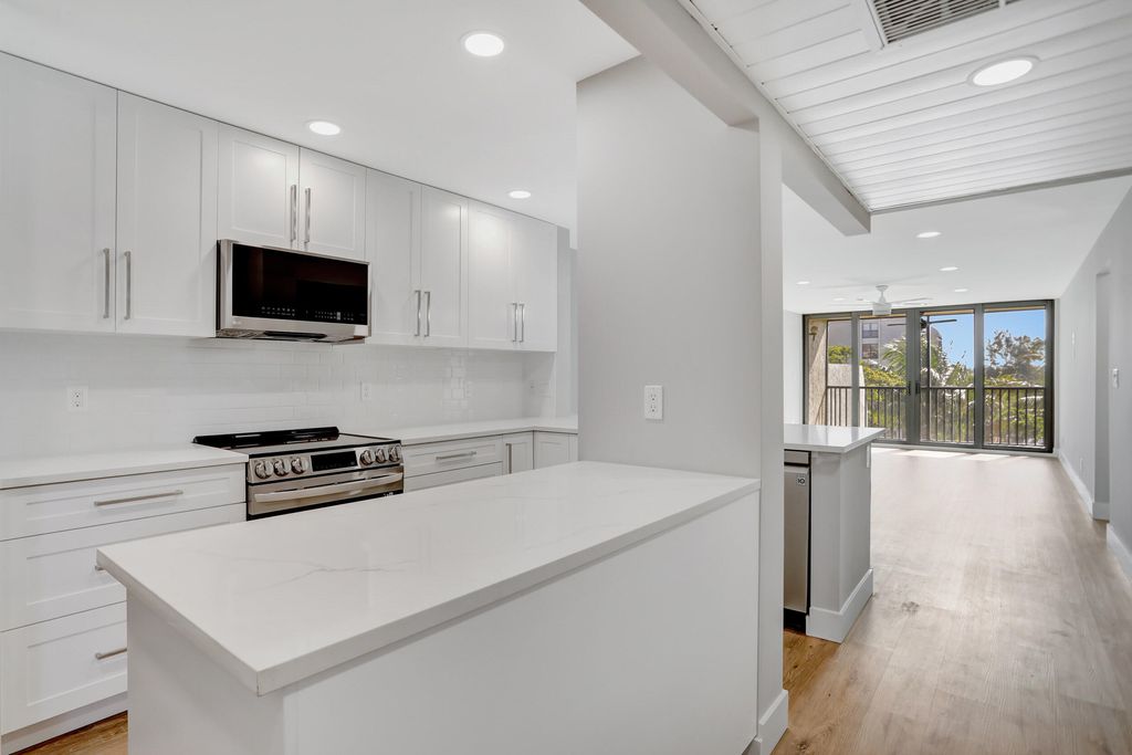 Photo of 7 Royal Palm Way, Boca Raton, FL 33432 (MLS # B26012649)