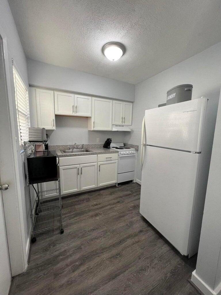 HILLSBORO SHORES EXECUTIV - Residential Lease