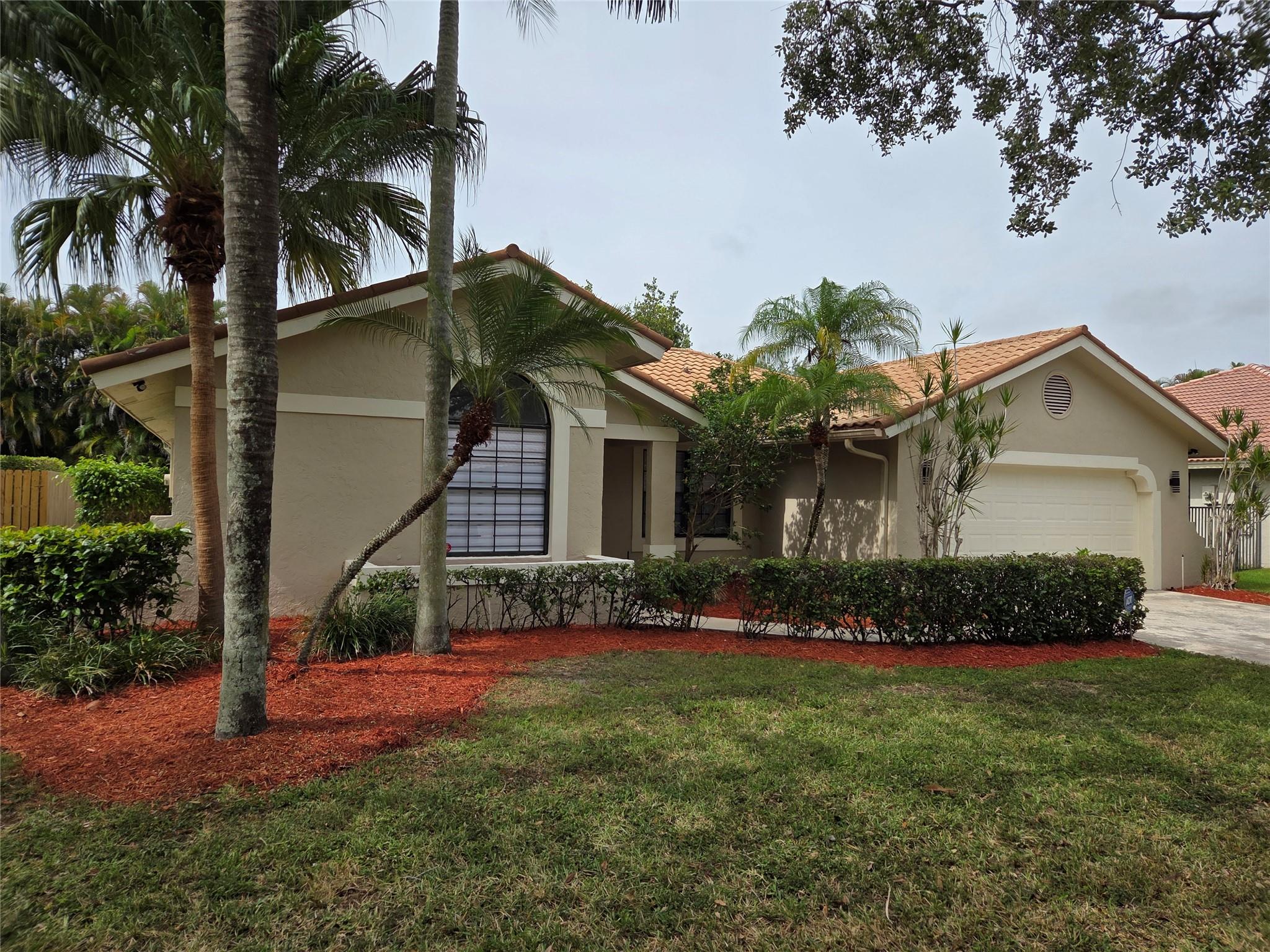 Lovely Country Isles Executive Home with pool in Weston! Excellent floor plan, 3 bedroom with den, 4th bedroom option if preferred, new kitchen appliances, new 2025 A/C unit. Serene backyard for these summer nights. Fantastic schools and very centrally located.