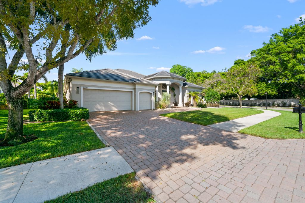 Photo of 8019 S Savannah Circle, Davie, FL 33328 (MLS # B26005599)