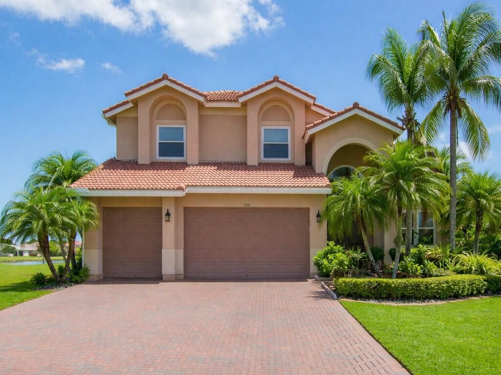 Photo of 1010 SW Ruby Ave Avenue SW, Vero Beach, FL 32968 (MLS # B26024452)