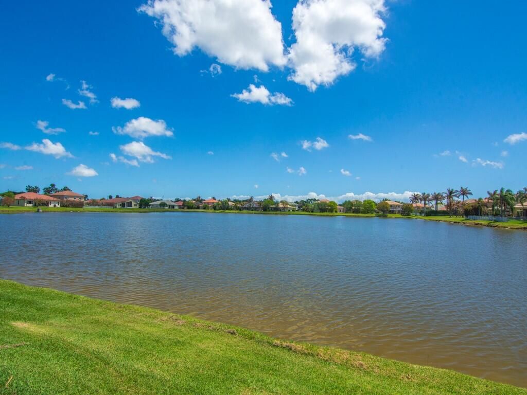 Photo of 1010 SW Ruby Ave Avenue SW, Vero Beach, FL 32968 (MLS # B26024452)