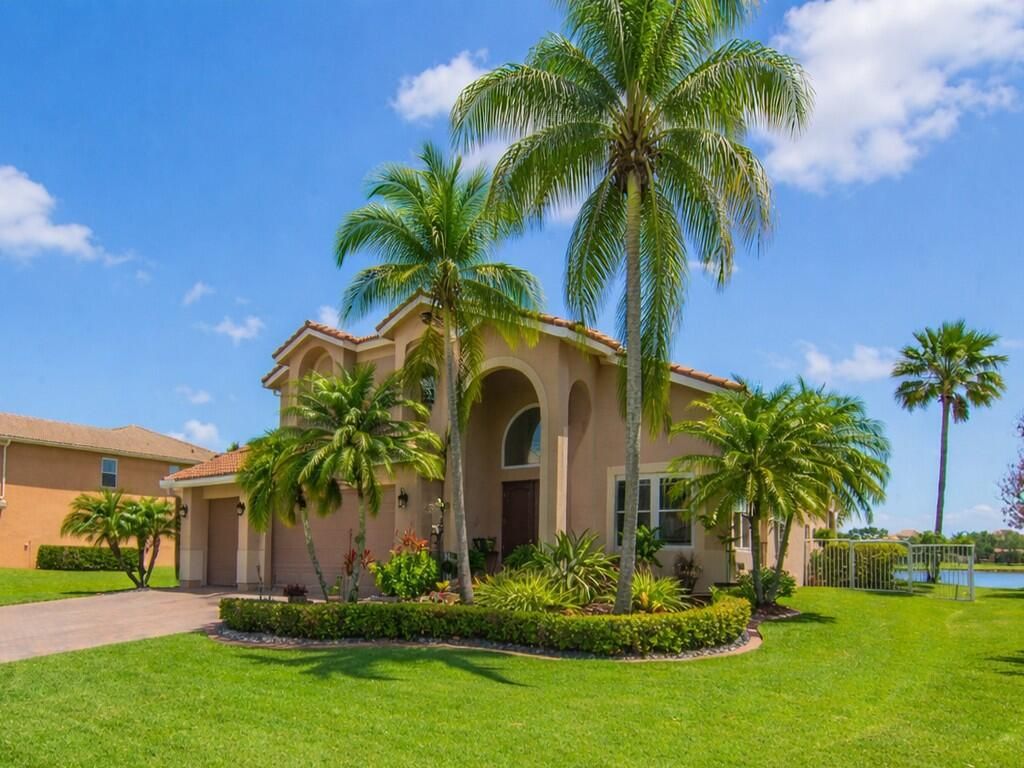 Photo of 1010 SW Ruby Ave Avenue SW, Vero Beach, FL 32968 (MLS # B26024452)
