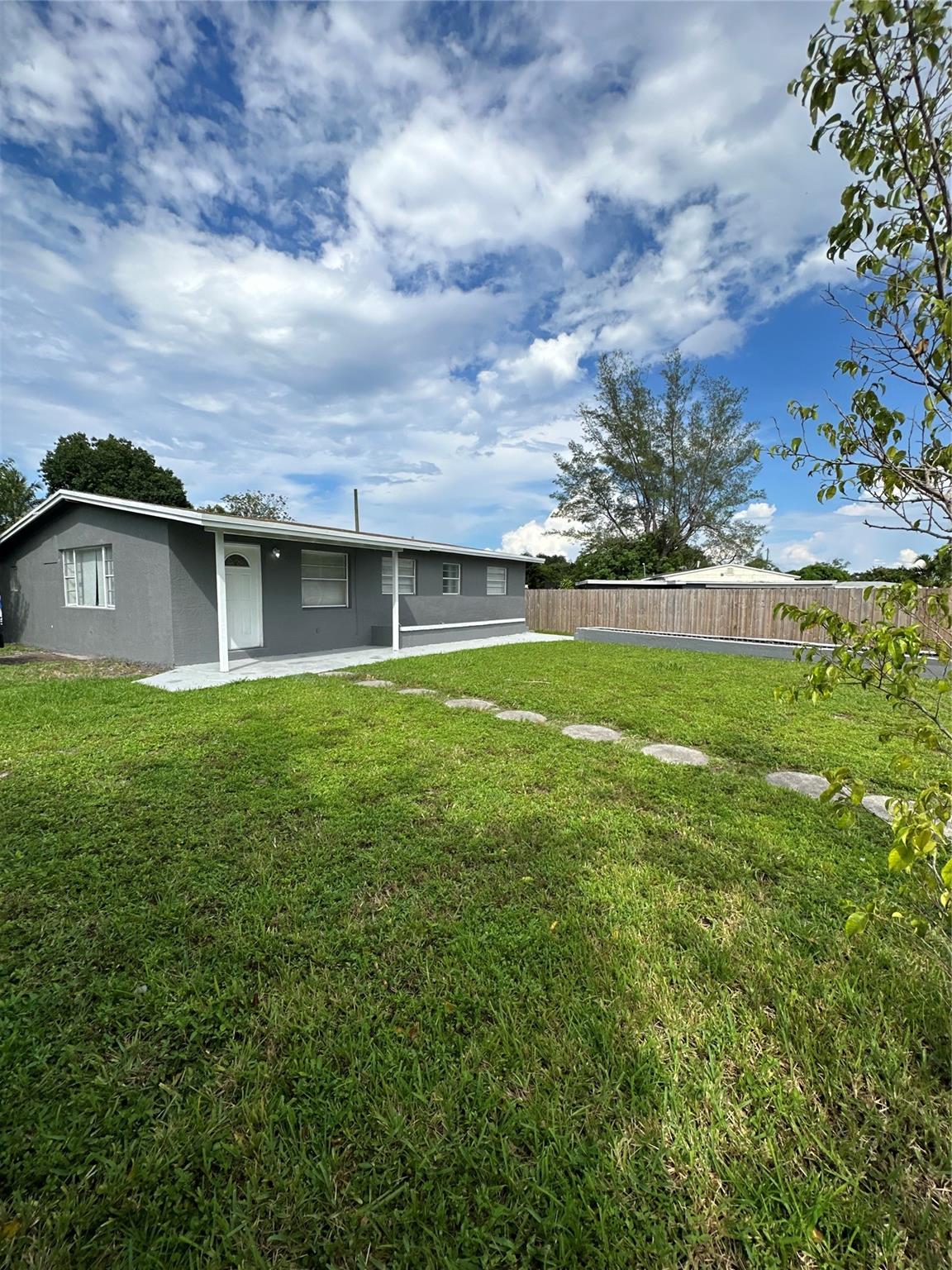 beautifully remodeled 4/2 ready to move in, Section 8 welcome.