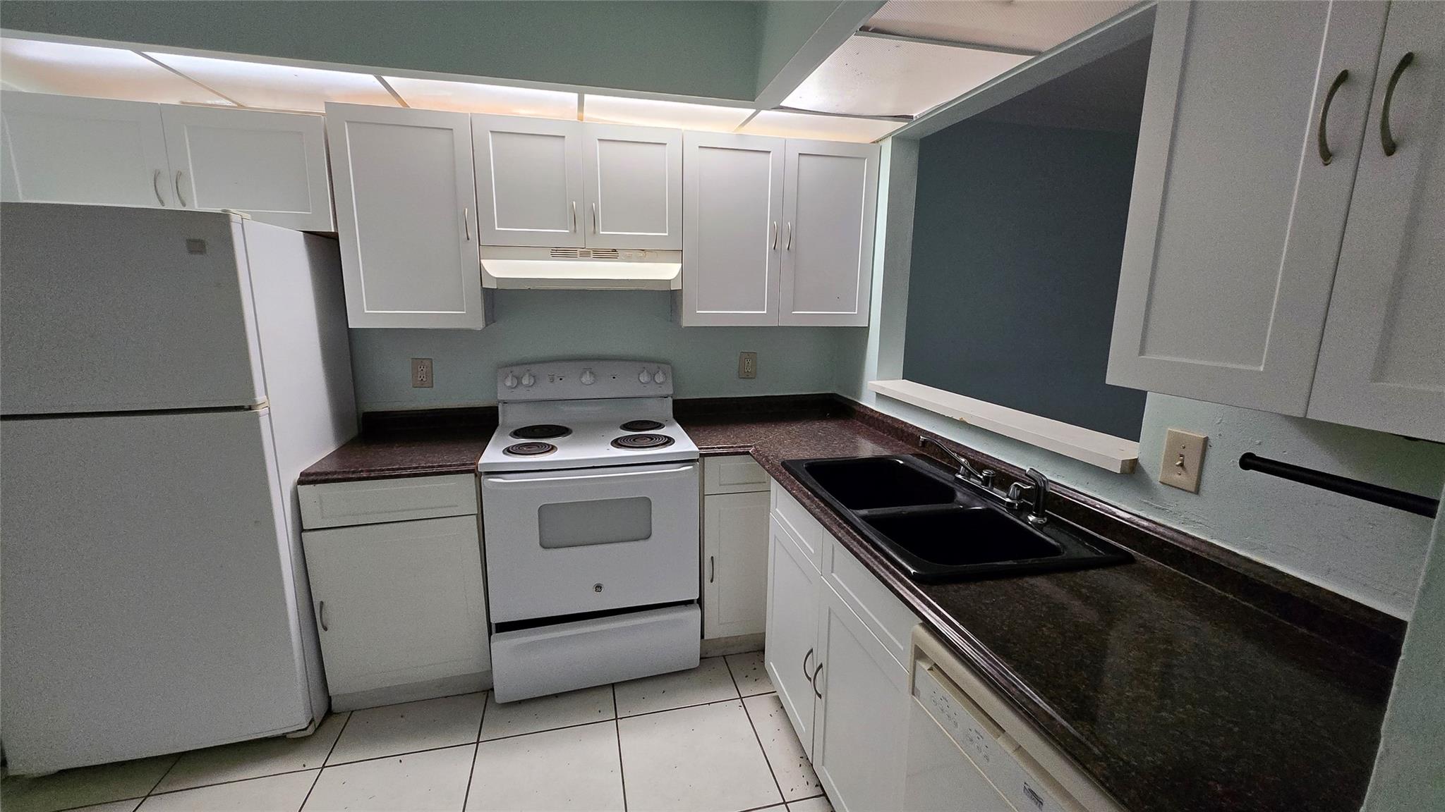 Ideal Investment Opportunity: 2 Bed, 2 Bath Fixer-Upper - Discover the potential of this investor's dream—a spacious 2-bedroom, 2-bathroom unit ready for your creative touch. Perfect for flippers and investors looking to customize and add value. Features include a screened balcony, in-unit washer and dryer, ample storage, and unlimited potential. With no rental restrictions and appeal to corporate buyers, this property offers immediate rental income possibilities. Embrace the opportunity to renovate and unleash your design vision in this prime location.
