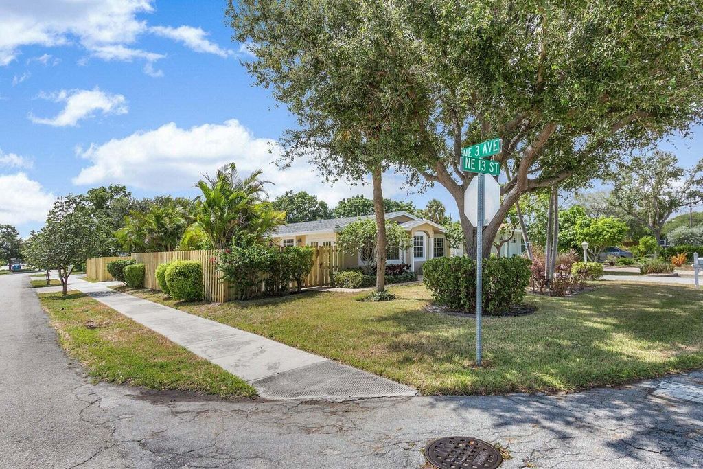 Photo of 272 NE 13th Street, Delray Beach, FL 33483 (MLS # R11132622)