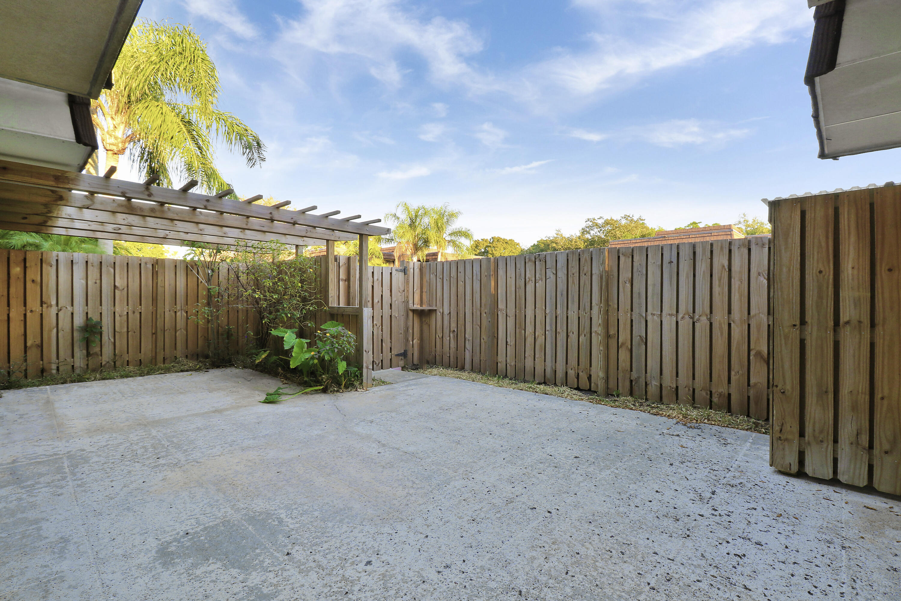 GARDEN LAKES AND GARDEN SQUARE SHOPS - Residential Lease