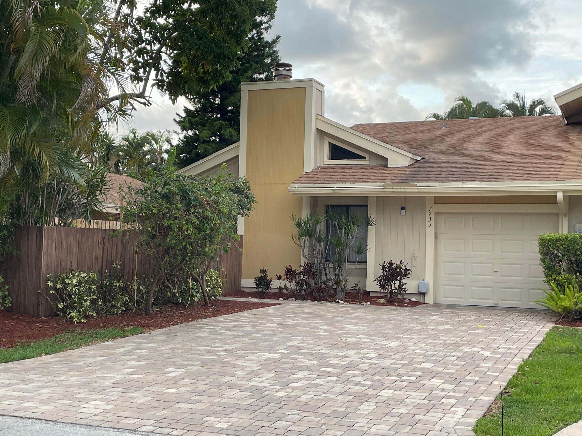 Don't miss this three-bedroom, single floor villa with a large backyard. Close to Palmetto Park and Powerline . Next to Del Prado Elementary school. One car garage with space for another 4 vehicles in the driveway. The 3rd bedroom can alternatively be used as a den or office. Bathrooms modern remodeling. Floor of laminated wood. 2 years new kitchen appliances Home next to the community pool and a wonderful park for leisure with a beautiful nature.Come and check it out!!
