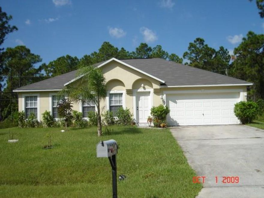 Beautiful house in Palm Bay, 3 bedrooms 2 baths, wood and tiled floors with screened enclosure. Property have many fruit trees.