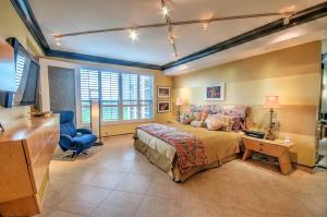 IMPERIAL ROYALE AT BOCA POINTE CONDO - Residential