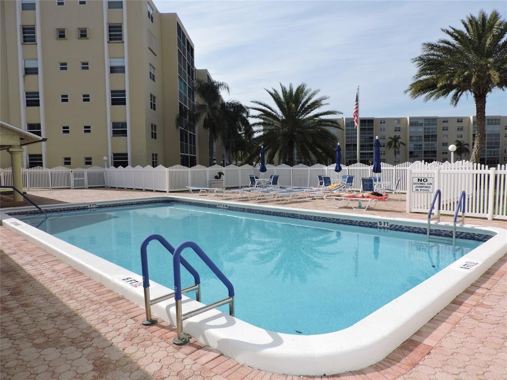 MEADOWBROOK LAKES VIEW - Residential