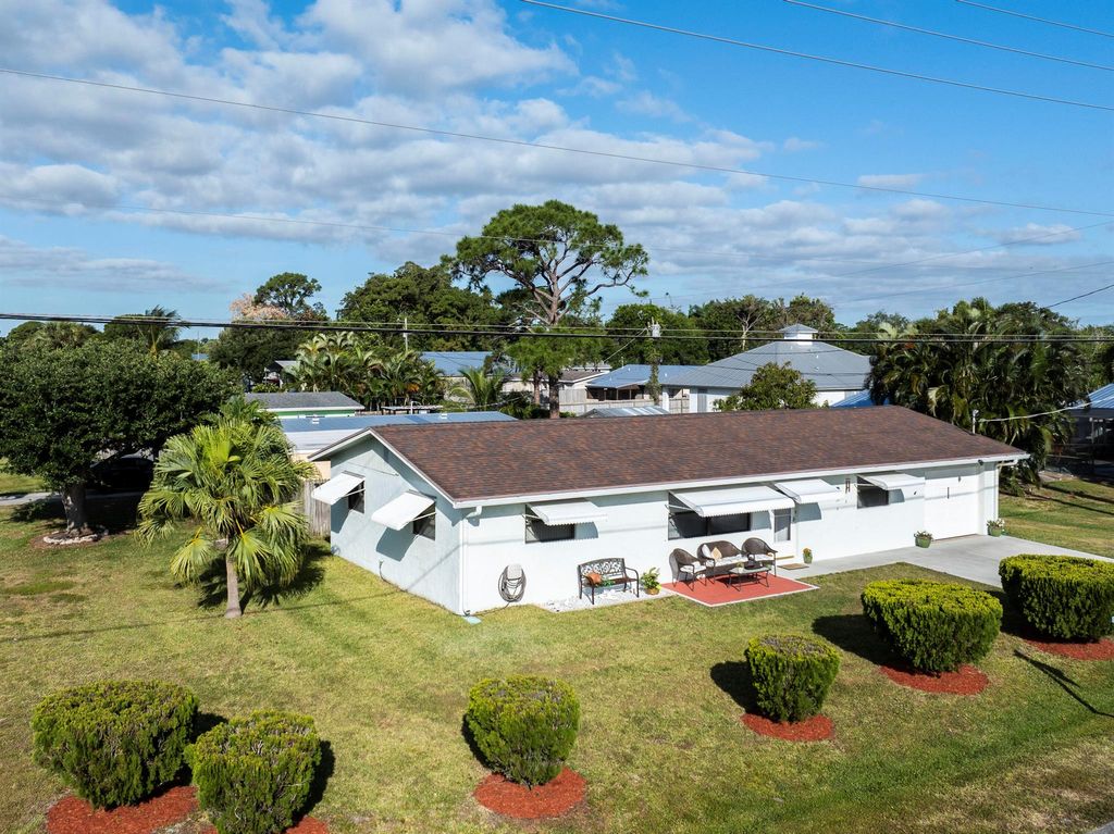 Photo of 4556 SE Beckett Avenue, Stuart, FL 34997 (MLS # R10977774)