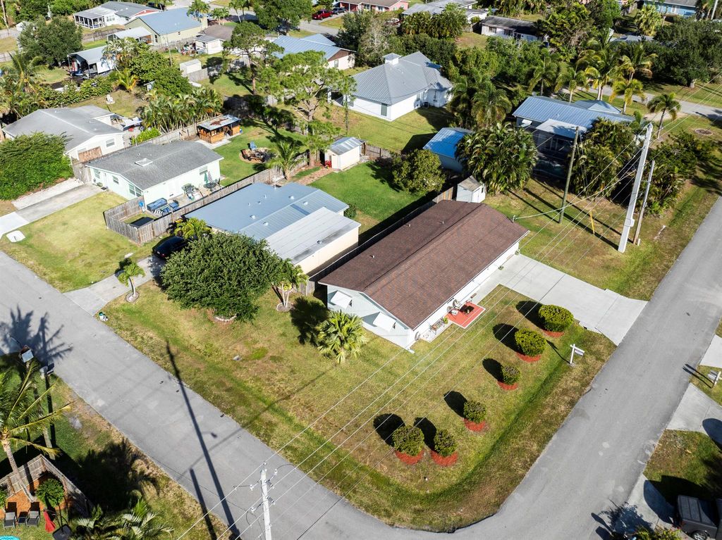 Photo of 4556 SE Beckett Avenue, Stuart, FL 34997 (MLS # R10977774)