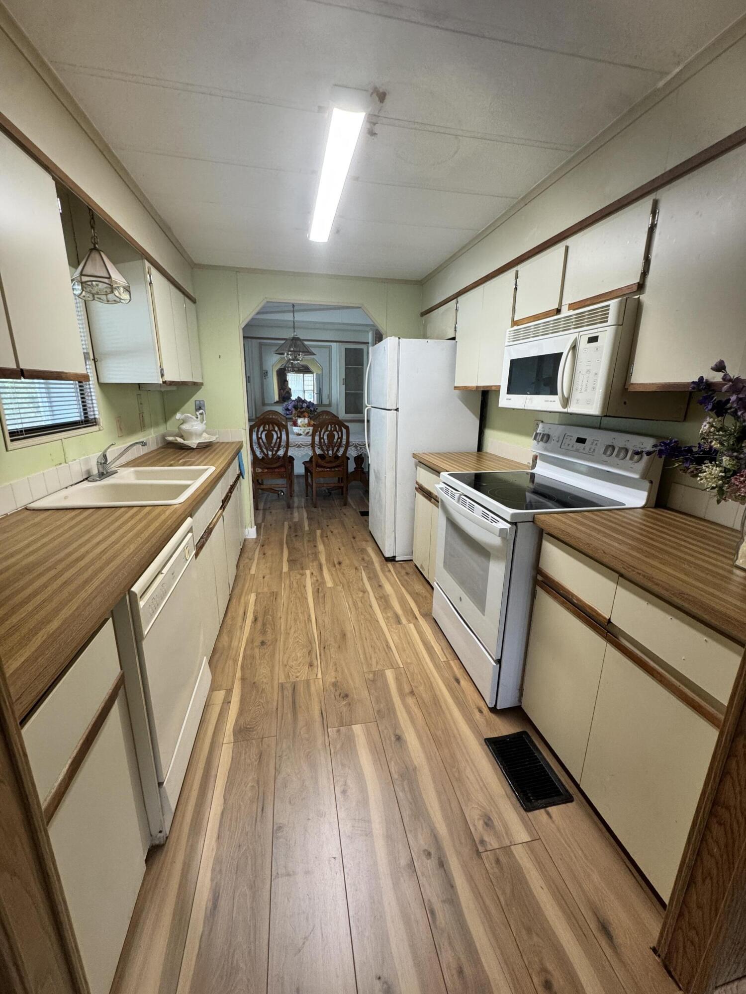 SPANISH LAKES COUNTRY CLUB - Residential