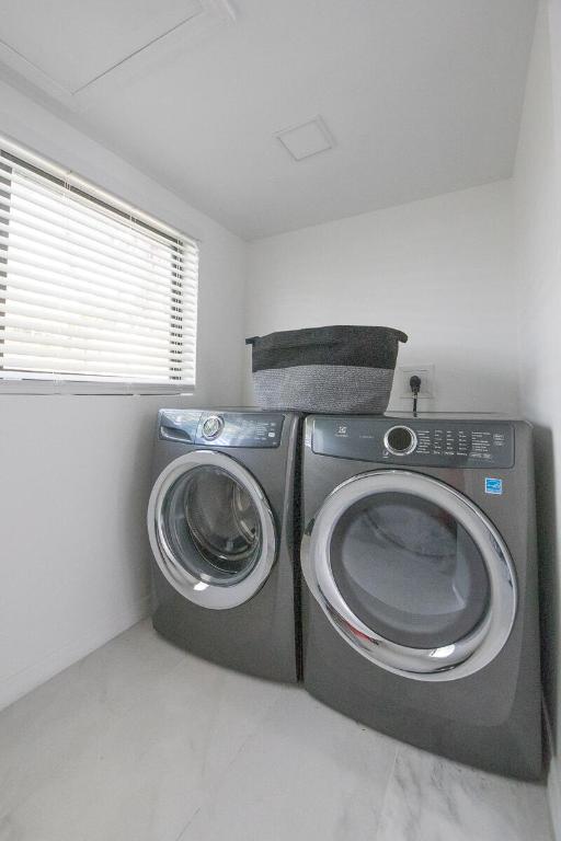 CORAL SHORES - Residential Lease