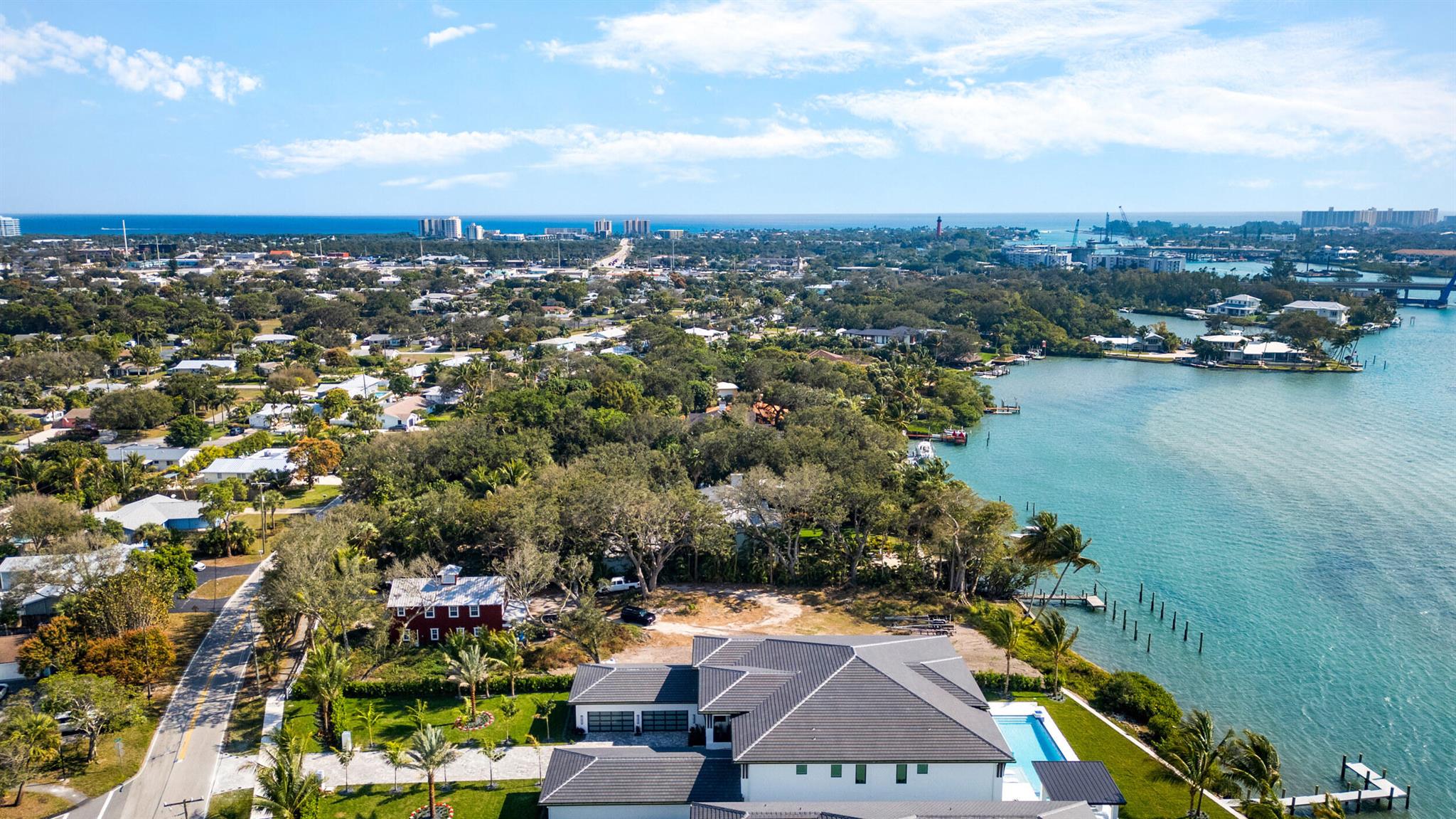 RIVERSIDE ON THE LOXAHATC - Residential