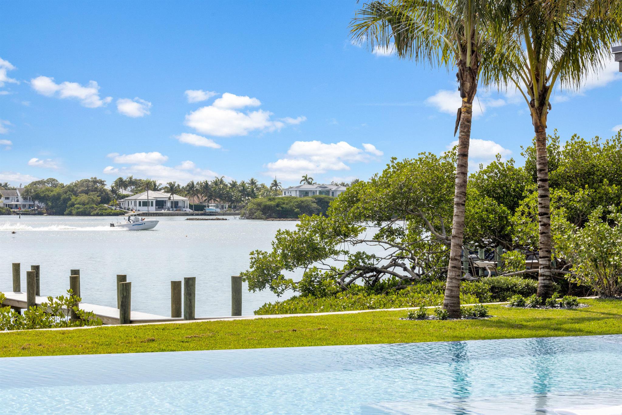 RIVERSIDE ON THE LOXAHATC - Residential