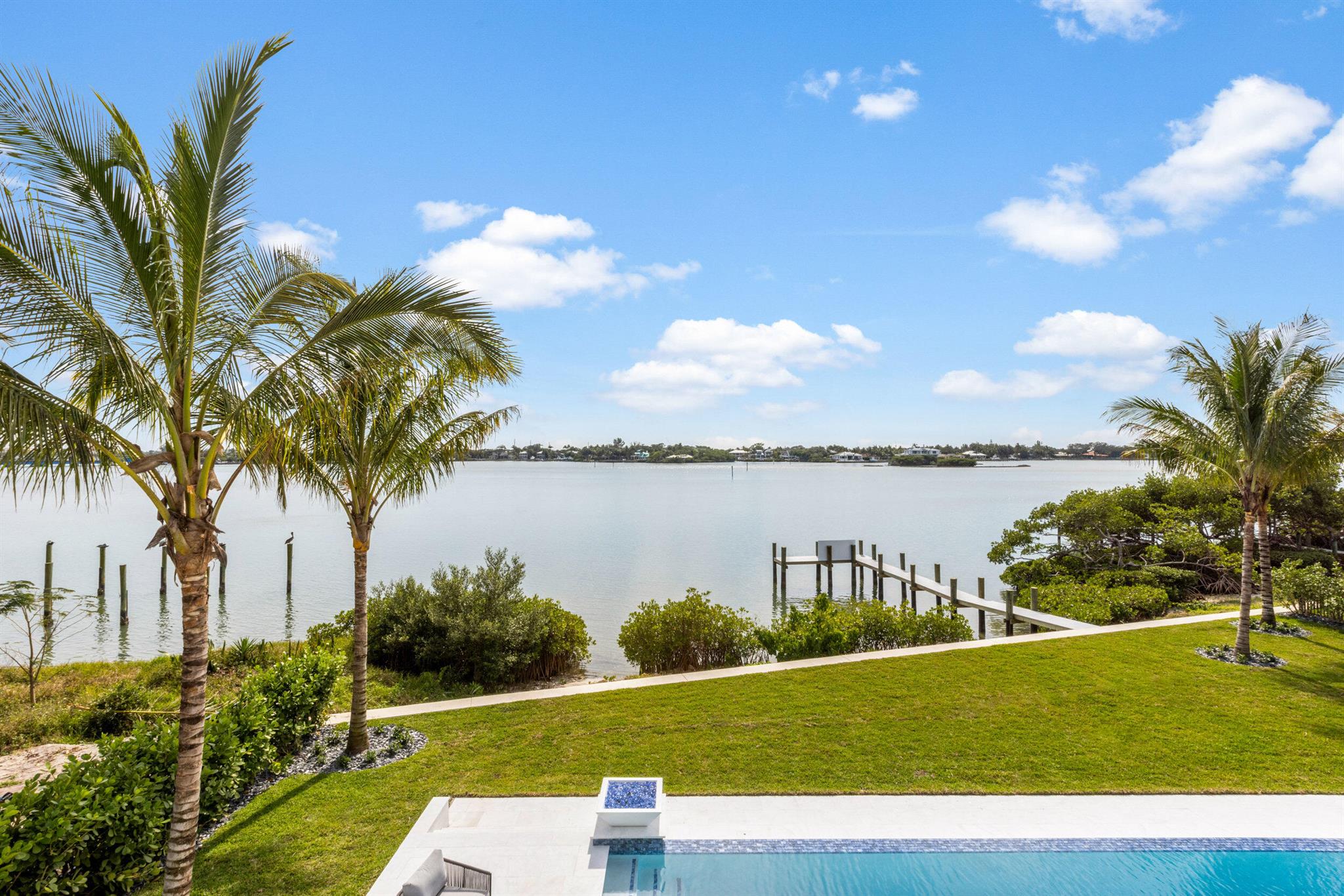 RIVERSIDE ON THE LOXAHATC - Residential