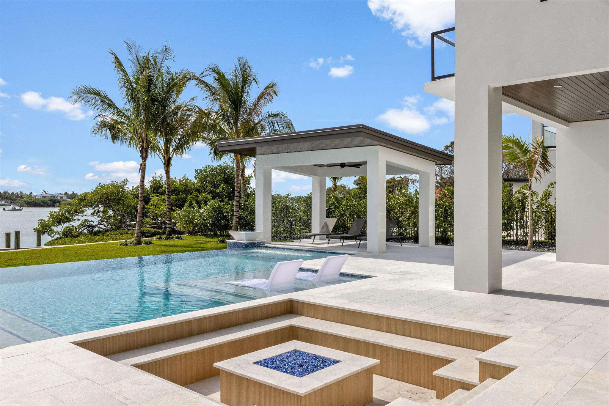 RIVERSIDE ON THE LOXAHATC - Residential