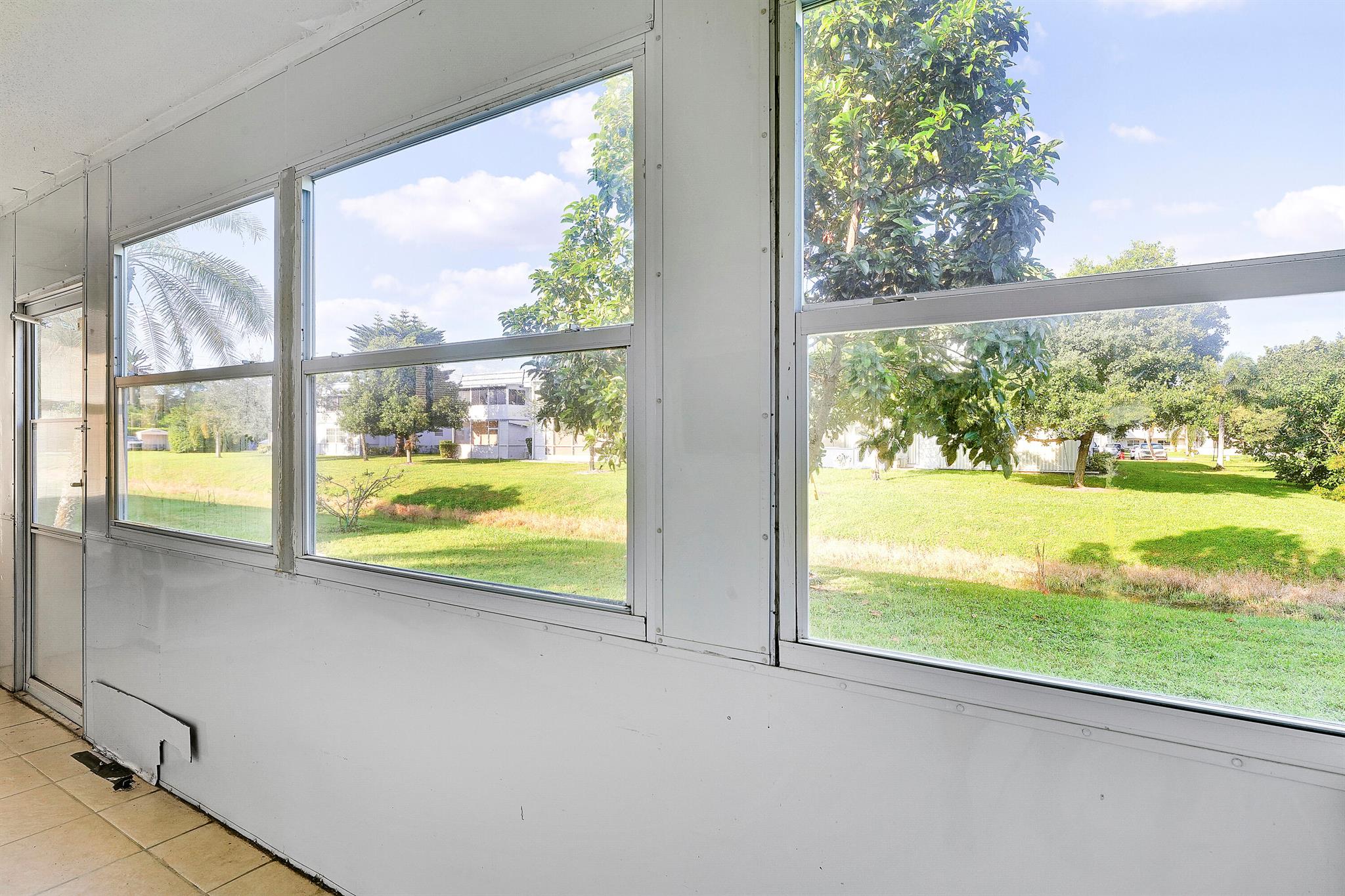 KINGS POINT SAXONY CONDOS - Residential