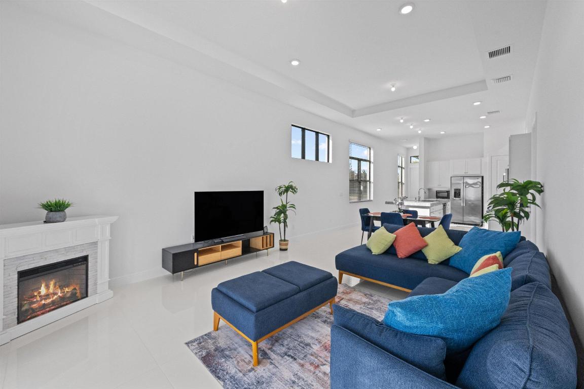 CRESSWIND PALM BEACH PHASE 3 - Residential Lease