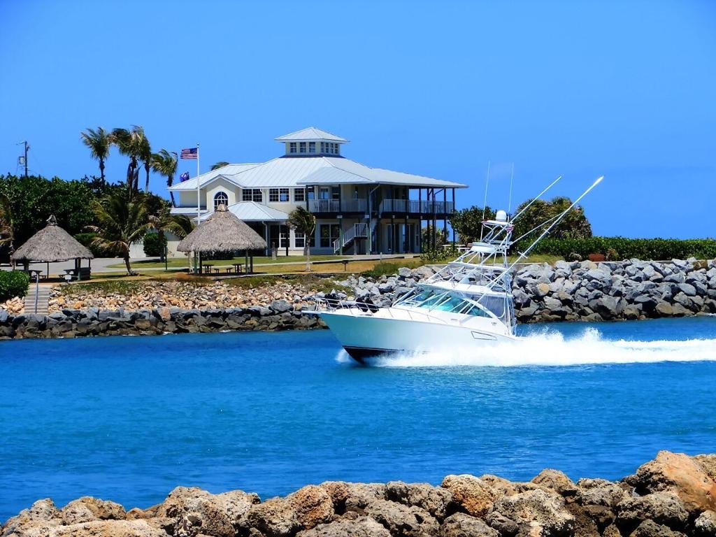 Jupiter Yacht Club - Land