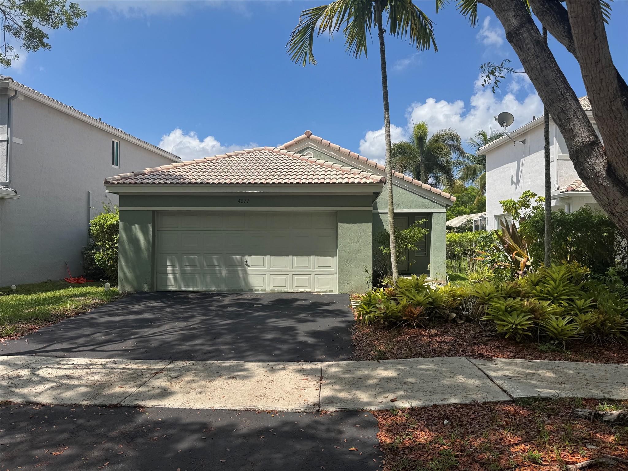 This fantastic 3BR/2BA house! Recently painted outside. great floor plan. Air Conditioning (2017 year) and water heater tankless. Located in Weston. enjoy the prestigious, well kept gated community, "The Ridges," and it's many amenities, such as: clubhouse, resort style swimming pool, picnic areas, green common areas, playgrounds, walking paths, and kiddie pool, and BBQ area. Close to A+ schools, shopping centers and much more. Don't miss this great opportunity!!