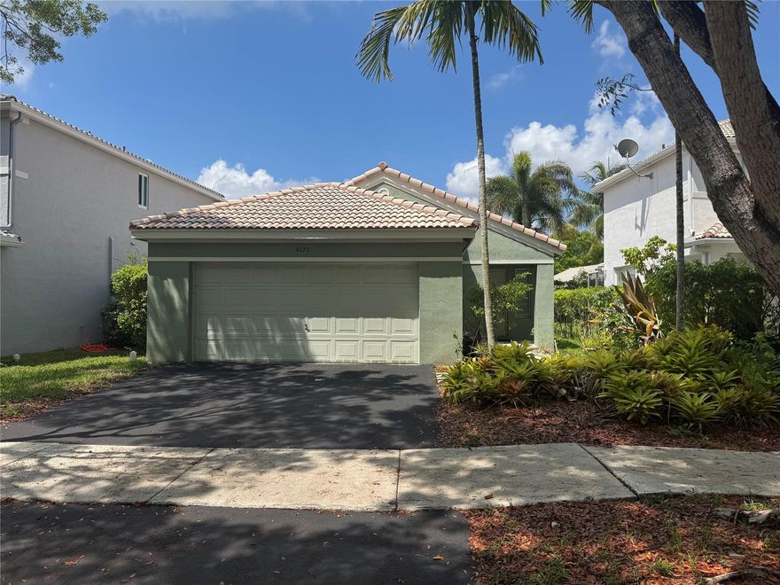 This fantastic 3BR/2BA house! Recently painted outside. great floor plan. Air Conditioning (2017 year) and water heater tankless. Located in Weston. enjoy the prestigious, well kept gated community, "The Ridges," and it's many amenities, such as: clubhouse, resort style swimming pool, picnic areas, green common areas, playgrounds, walking paths, and kiddie pool, and BBQ area. Close to A+ schools, shopping centers and much more. Don't miss this great opportunity!!