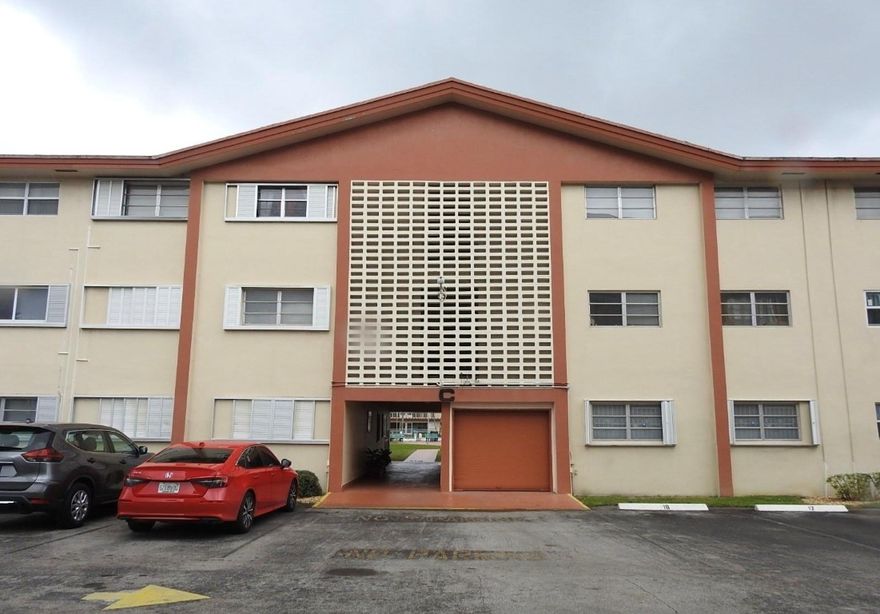 Discover this centrally located 2-bedroom, 2-bathroom condo in the gated community of Beverly Hills in Hollywood, Florida. Enjoy serene views of the courtyard and pool from your screened porch. Conveniently situated near top destinations, including the beach, shopping, dining, entertainment, Hard Rock Casino, Aventura, Las Olas, and Miami Beach. Don't miss this fantastic opportunity to own in a prime location!