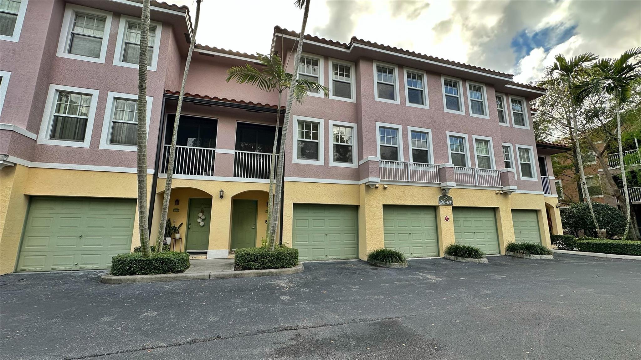 Charming townhome in gated community with pool and spa. Three-story home in a secure community with great amenities. Ground floor with welcoming foyer and private covered garage for one car. Second floor with bright living area, cozy balcony, open kitchen with appliances and pantry, and laundry area with washer and dryer. Third floor with three bedrooms with walk-in closets, master suite with garden tub and dual showers, plus an additional full bathroom. Community features gated entrance, pool, and spa. Convenient location near shopping and dining. Schedule a showing​​‌​​​​‌​‌​​​‌‌​​​‌‌‌​​‌​​‌‌​​​​ today!
