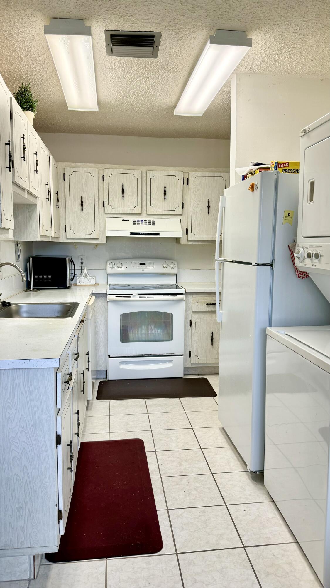 PINES OF DELRAY NORTH CONDO - Residential Lease