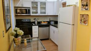 LA BONNE VIE CONDO - Residential Lease