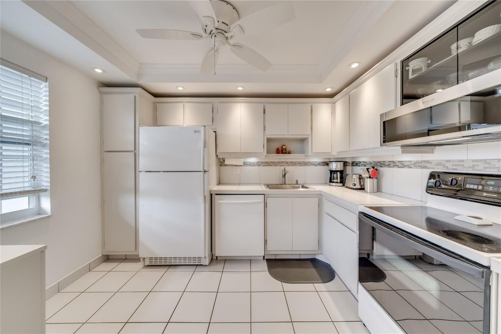 Photo of 575 Oaks Lane #505, Pompano Beach, FL 33069 (MLS # F10408054)
