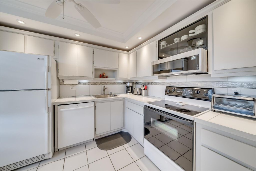 Photo of 575 Oaks Lane #505, Pompano Beach, FL 33069 (MLS # F10408054)