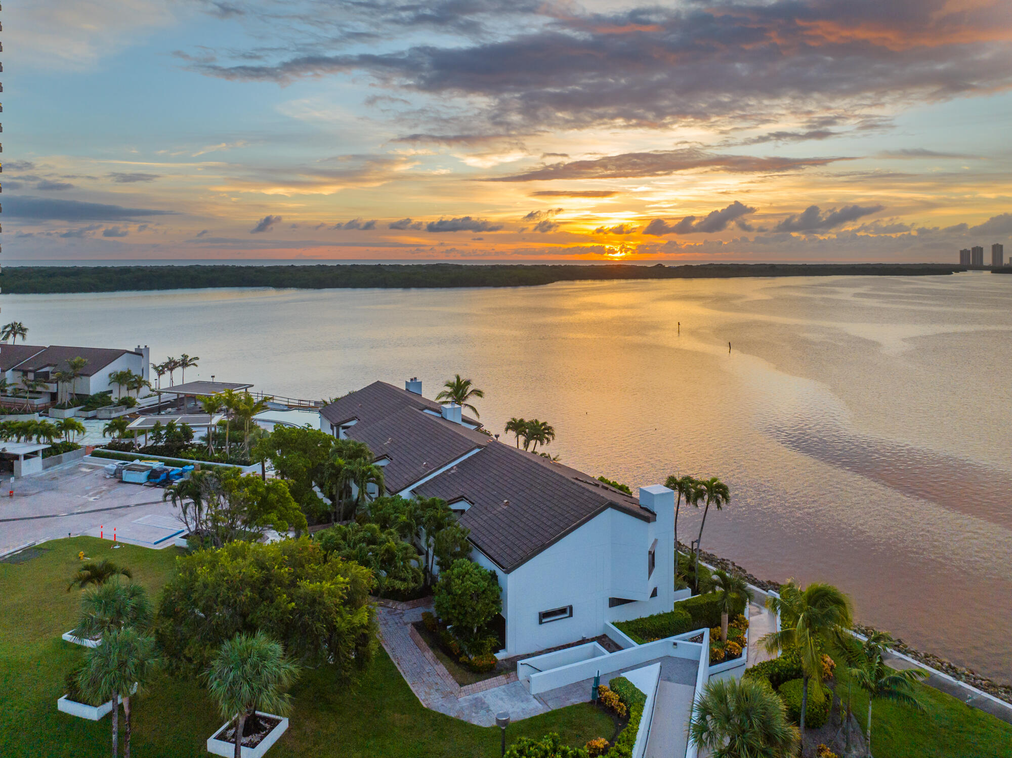 OLD PORT COVE LAKE POINT TOWER CONDO - Residential