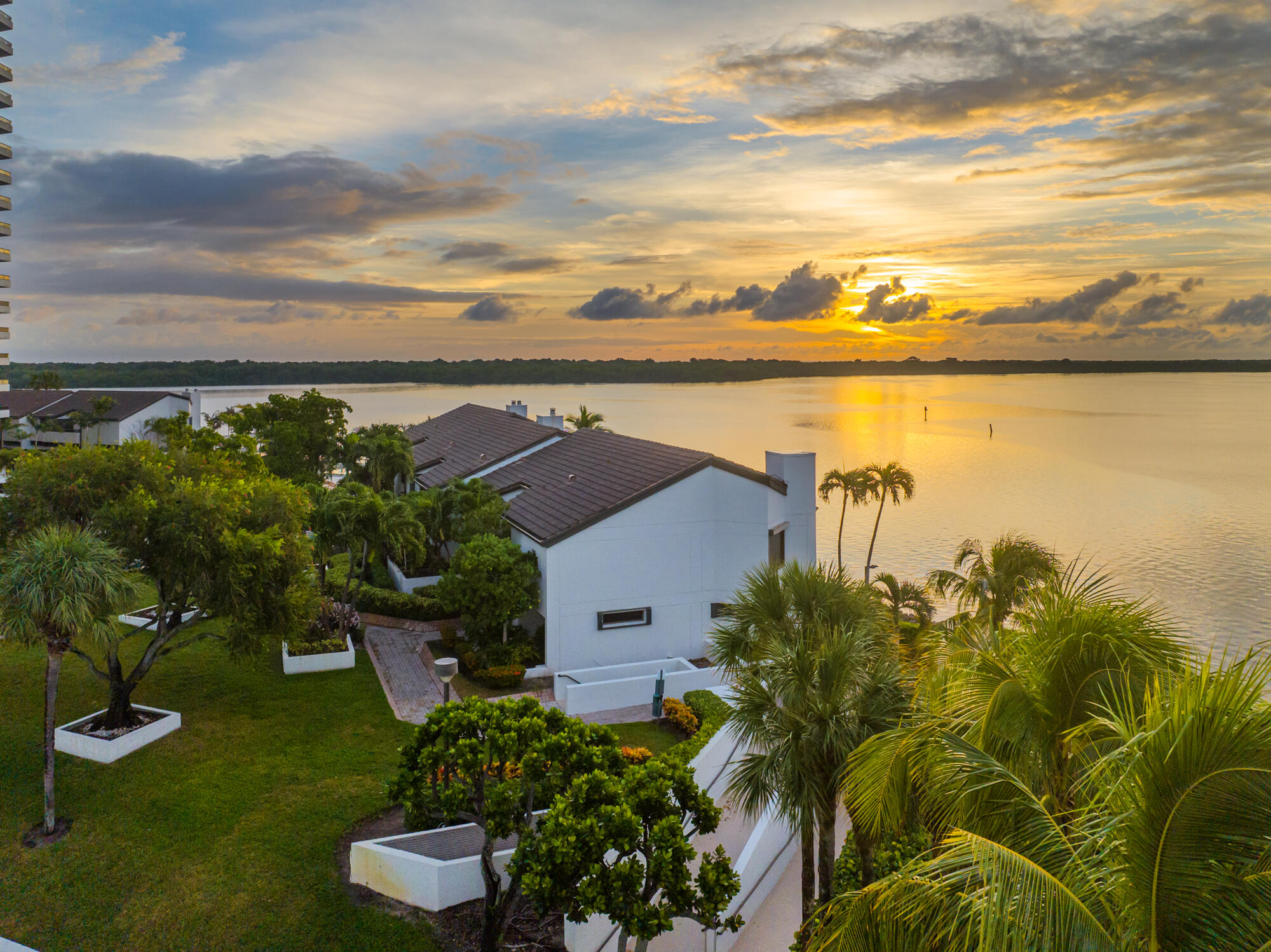 OLD PORT COVE LAKE POINT TOWER CONDO - Residential