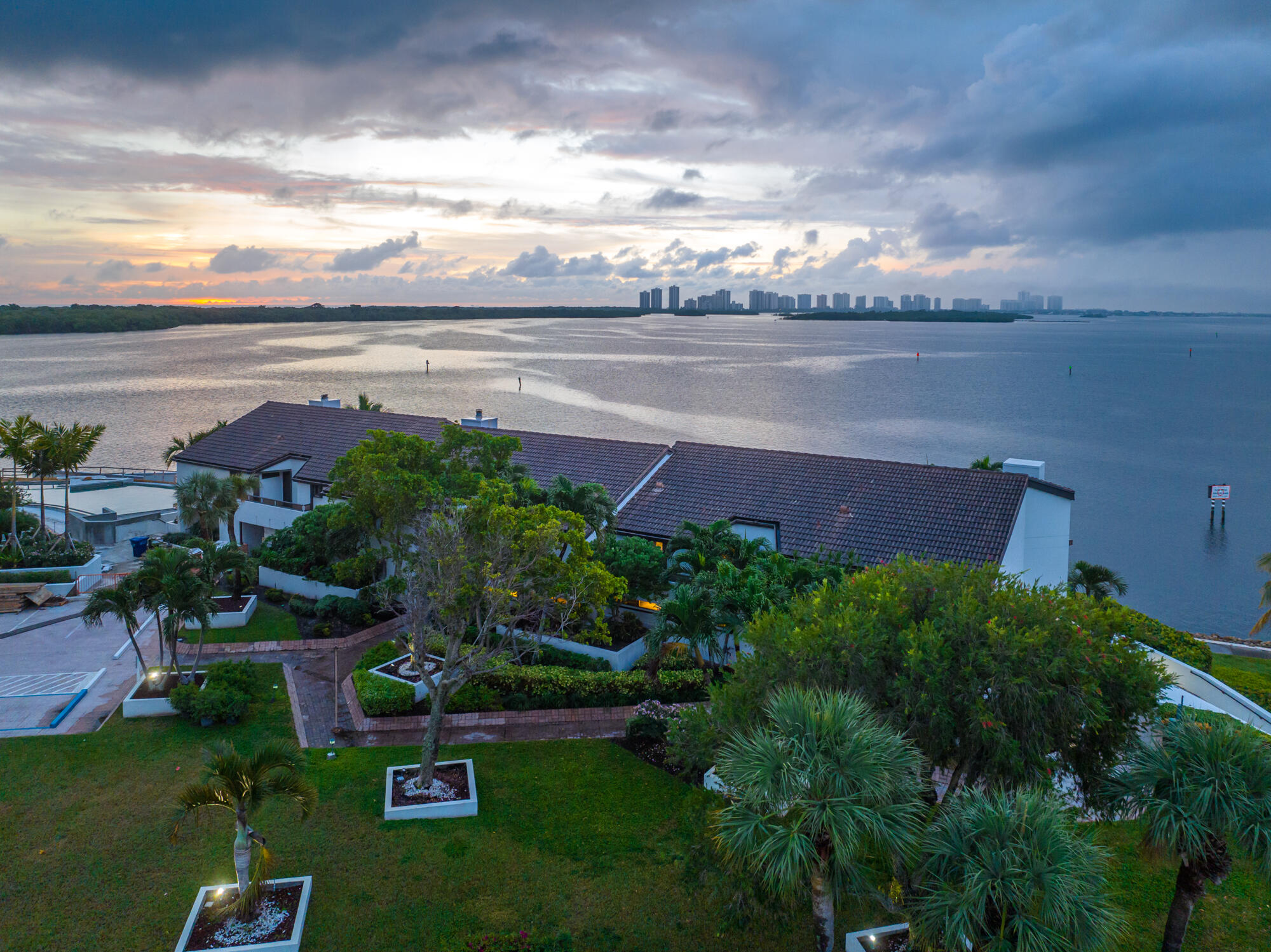 OLD PORT COVE LAKE POINT TOWER CONDO - Residential