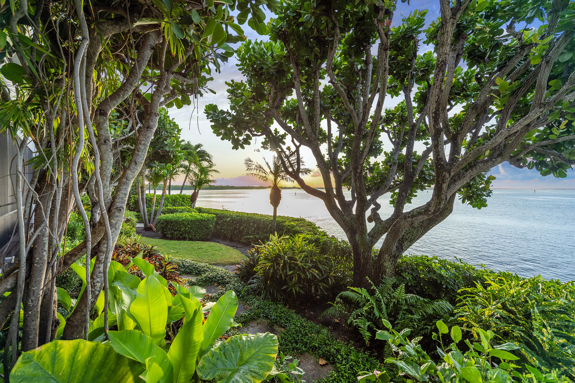 OLD PORT COVE LAKE POINT TOWER CONDO - Residential