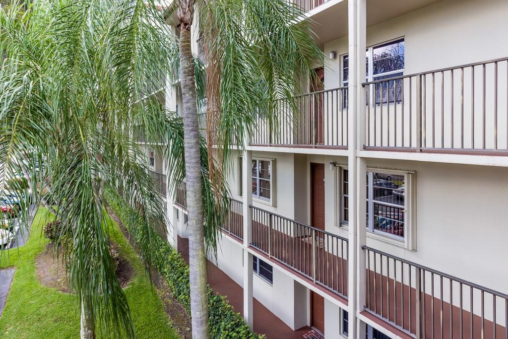 CENTURY VILLAGE IVANHOE E - Residential