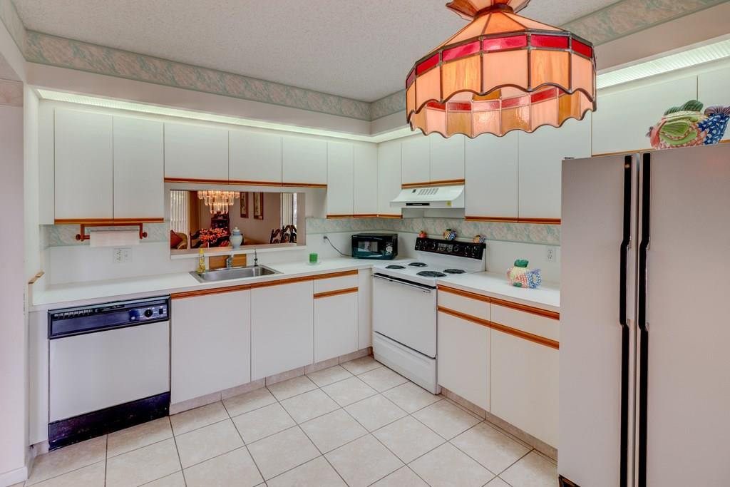 CENTURY VILLAGE IVANHOE E - Residential